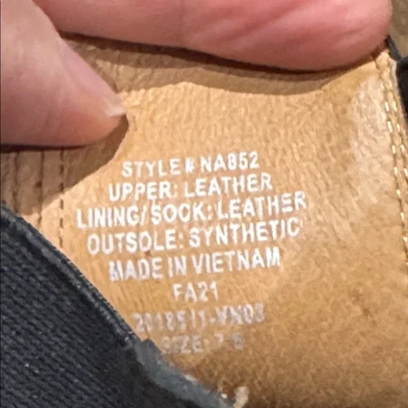 Madewell The Citywalk Lugsole Chelsea Boot in Black Leather Sz 7.5
MSRP $198 - Picture 10 of 10